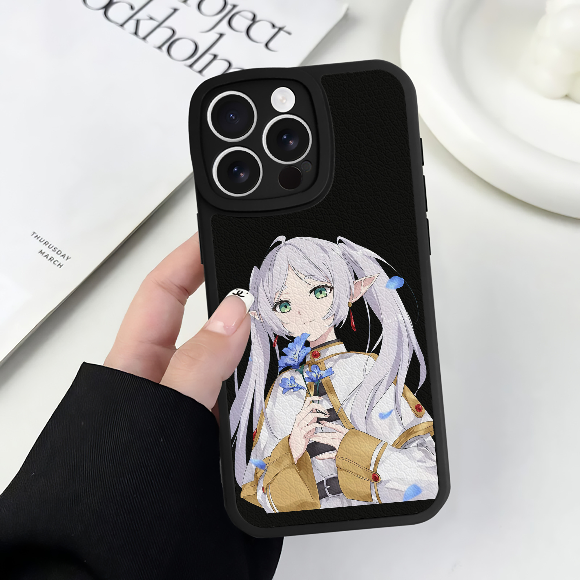 （画像用） 葬送のフリーレン Frieren 【iPhone 16シリーズ対応】シリコンスマホケース（レザー調） 材質：シリコン